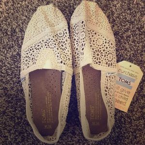 Toms lace shoes